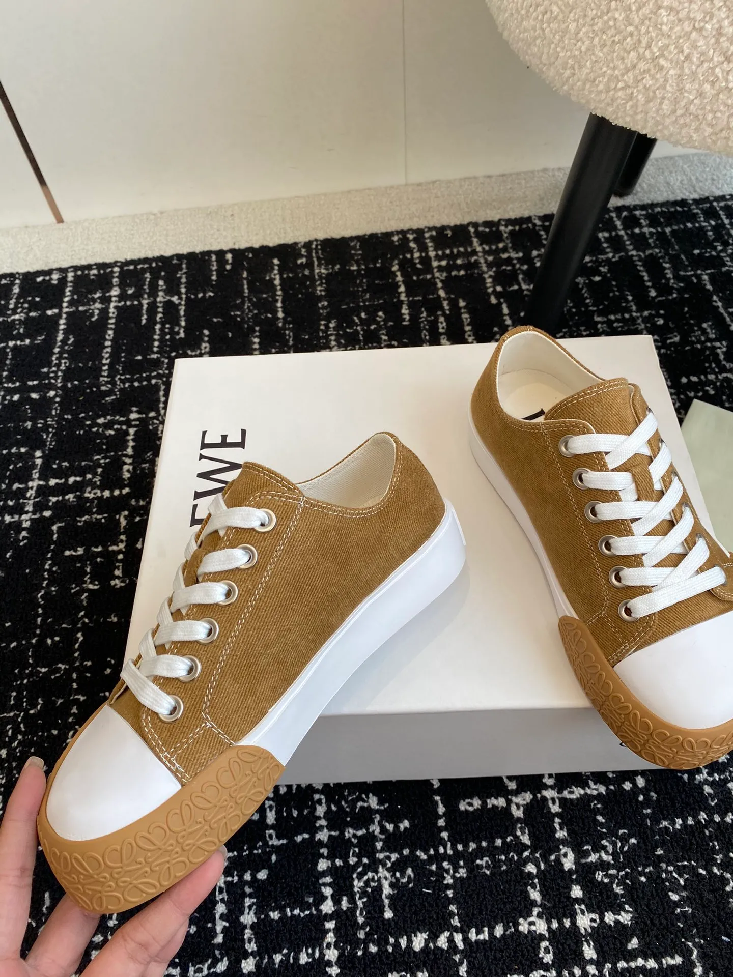👟👟Ex-factory price 560👟👟 LOEWE 24ss new autumn and winter Terra Vulca lace-up sports shoes, large-toe vulcanized shoes, with vulcanized rubber soles and asymmetrical thick toes, wide last style, decorated with LOEWE logo label on the quarter *Anagram embossed outsole and upper high ZP customization, original material, imported canvas, outsole: ZP mold custom vulcanized outsole Insole: ZP customized insole Size: #35-41 (40 41 customized, non-returnable)